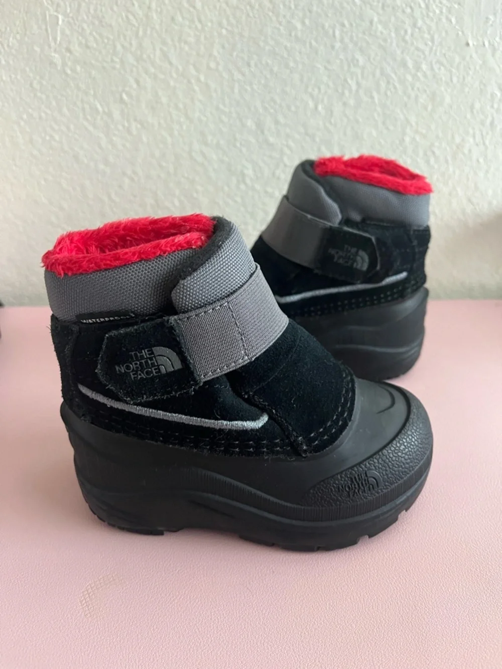 The North Face Toddler Black & Gray Winter Snow Boots with Red Faux-Fur Lining 6